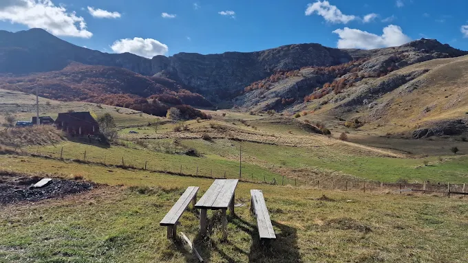 Reizen door de bergen met picknick